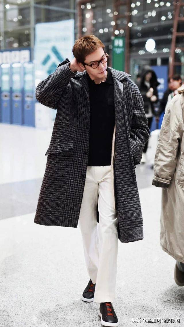 原創陳偉霆米蘭啟程：格紋大衣配眼鏡，這才是 38 歲熟男該有的鬆弛感