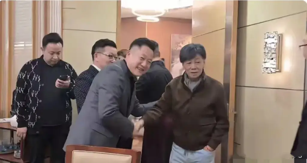 原創梁小龍疑空翻摔到頭！2孩子留學一年花百萬，拼命工作仍買不起房