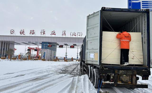 風雪映擔當！鄭州陸港頂風冒雪保國際物流通道暢通