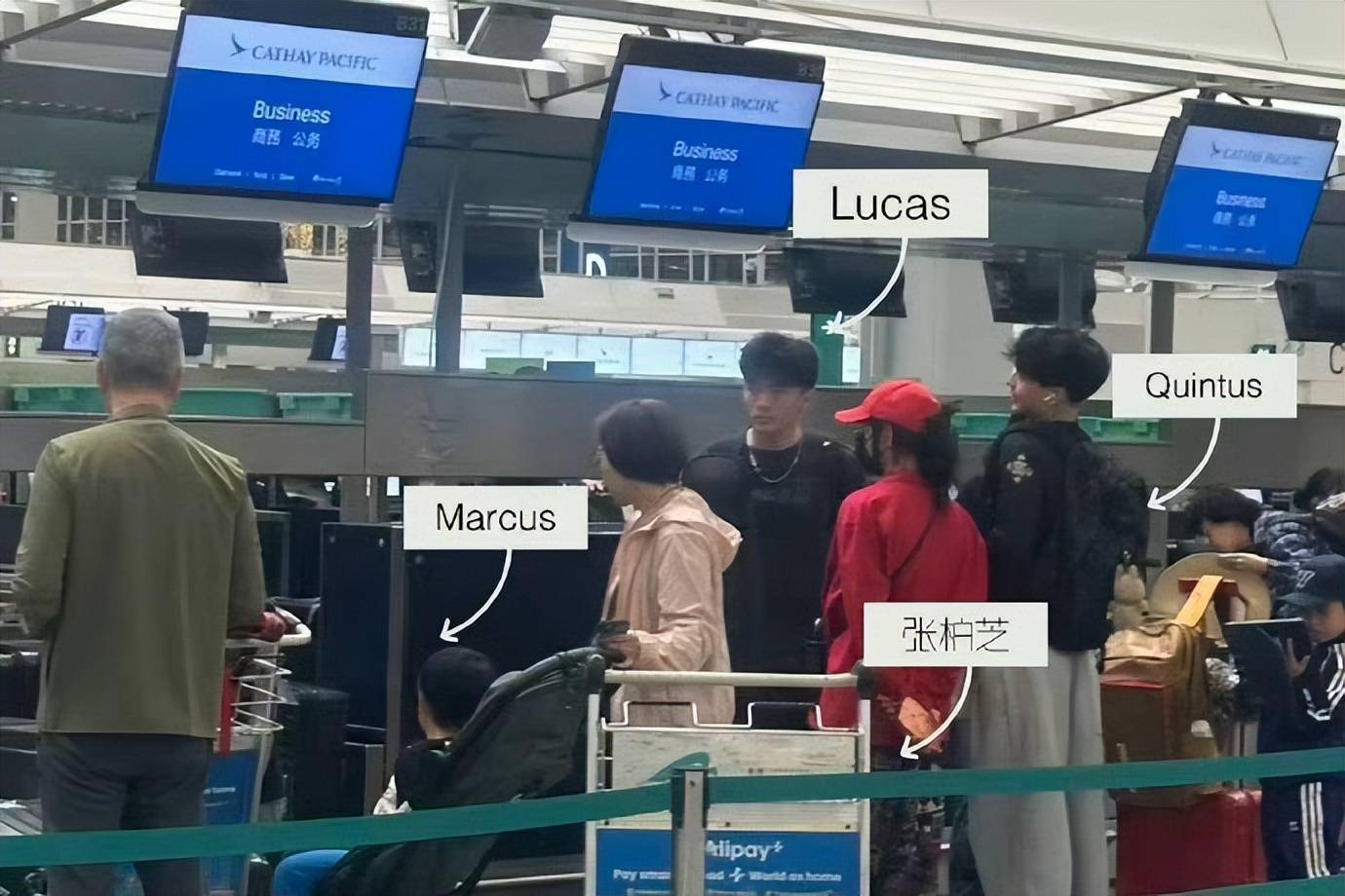 原創張柏芝和三個兒子現身機場，18歲大兒子疑似去澳洲讀大學