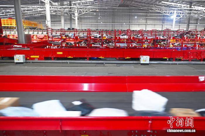 甘肅蘭州迎來春節快遞分揀高峰