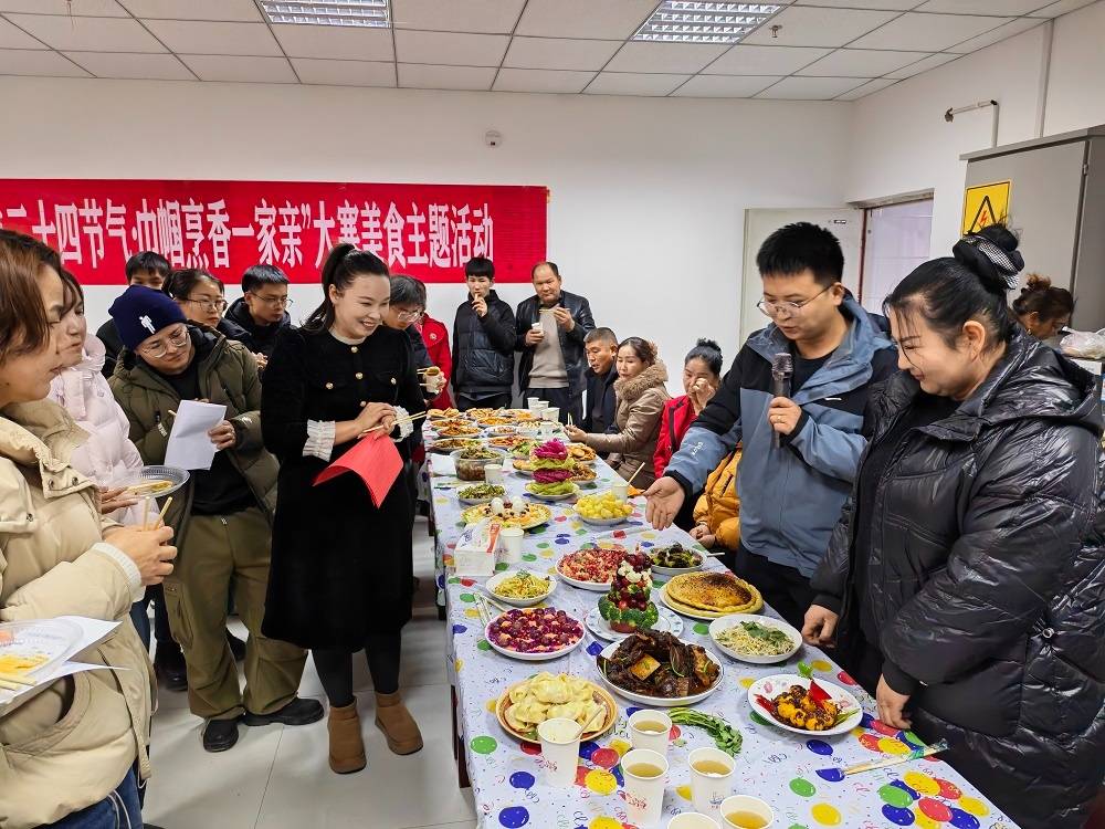 輪臺縣哈爾巴克鄉：美食搭臺聚民心 巾幗添彩促團結