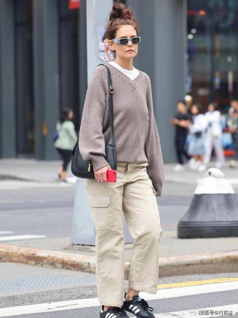 原創50+女性冬季穿搭別跟風！簡單基礎永遠是王道，穿得太花會變土