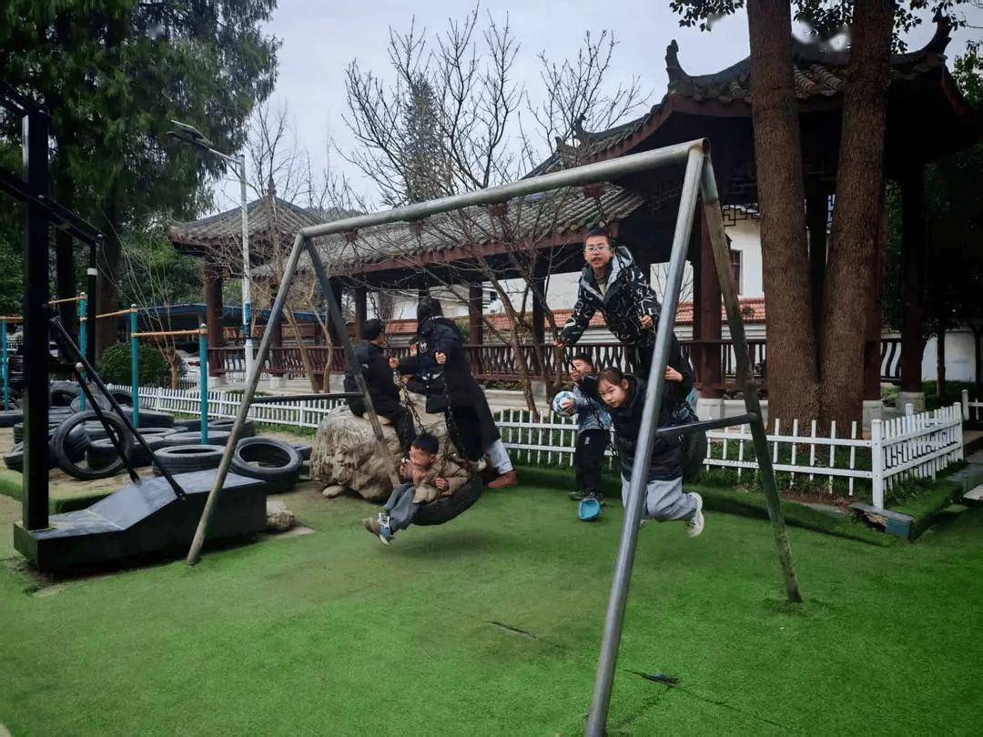 “會玩是件天大的事”！一農村小學走紅，有人舉家搬遷，“學區房”一房難求