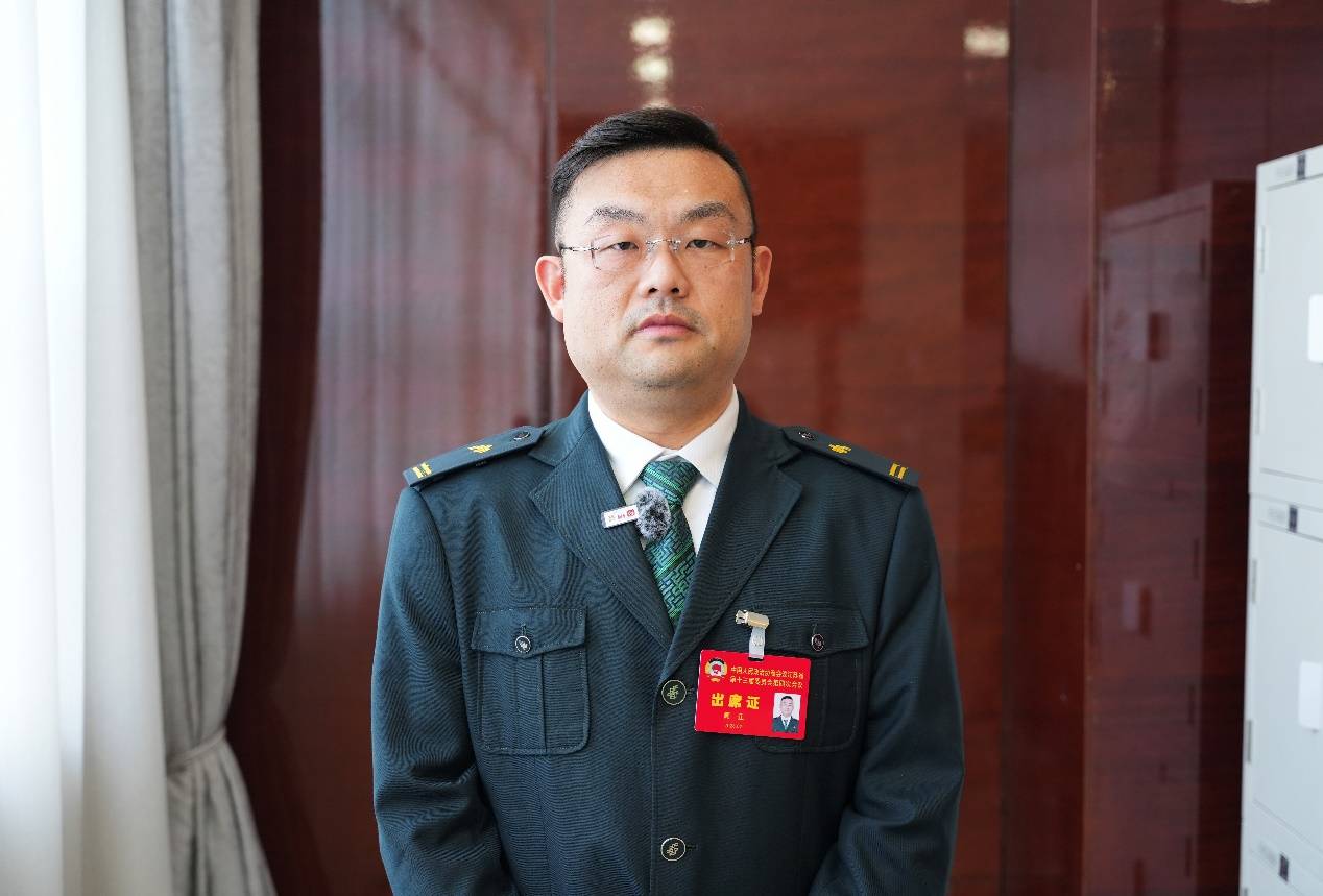 一個在鄉間路上奔跑的小快遞員，竟能推動立法“跑起來”