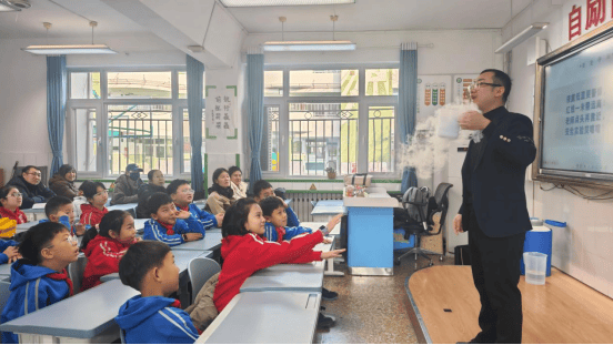 省實驗小學一一四（4）中隊少先隊員尋蹤地鐵文化，探秘科學魅力