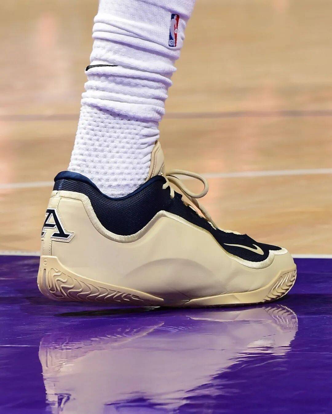 詹姆斯上腳各種大學PE LeBron 23！沒上過大學，但大學配色的鞋不少！