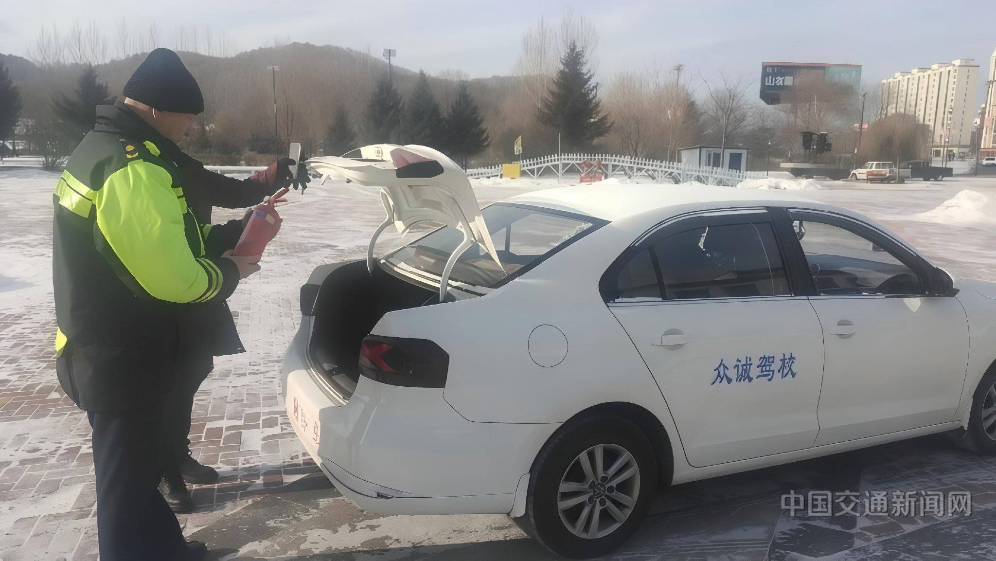 東寧交通執法人員深入綏陽鎮開展駕校安全檢查