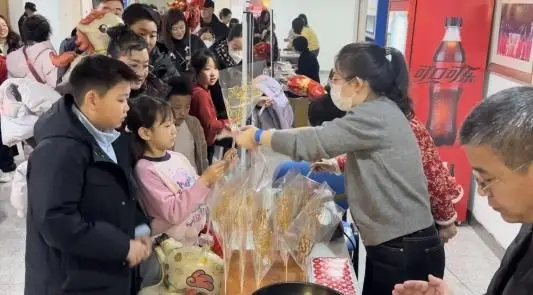 圖書館裡過大年丨嶗山區圖書館“山海年味·書香市集”迎新春年俗文化市集熱鬧開市