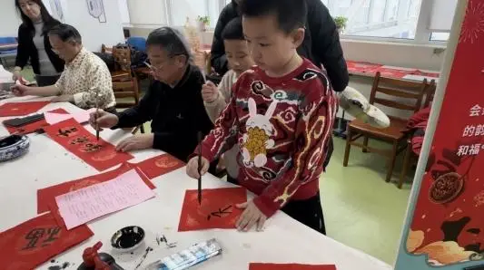 圖書館裡過大年丨嶗山區圖書館“山海年味·書香市集”迎新春年俗文化市集熱鬧開市