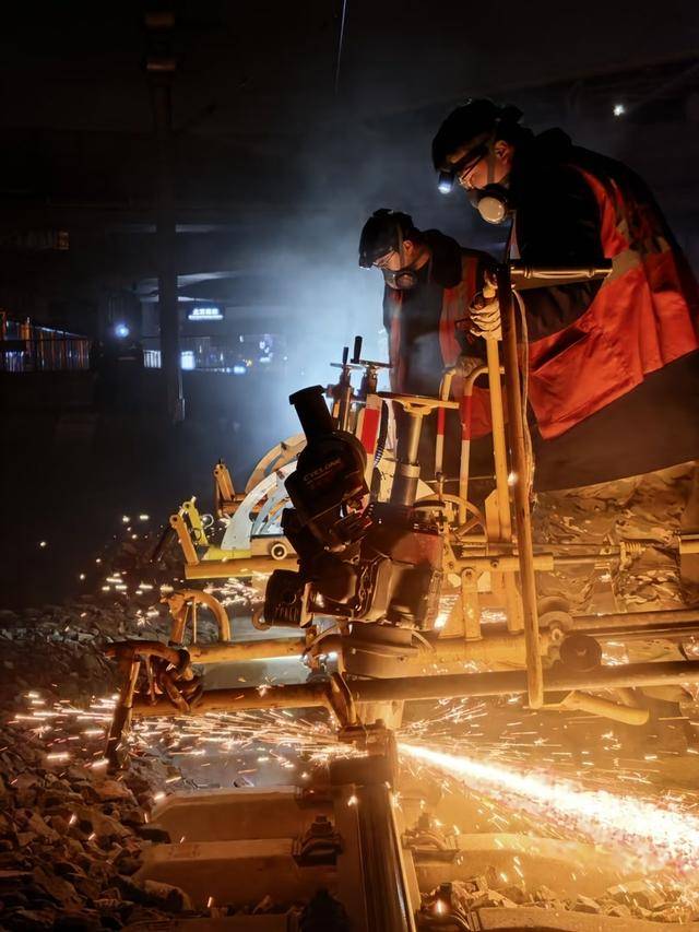新春走基層｜寒夜火花飛濺，“鋼軌美容師”為高鐵磨軌