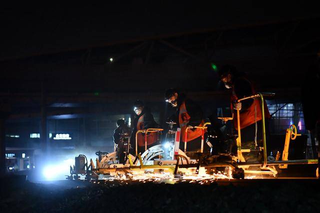 新春走基層｜寒夜火花飛濺，“鋼軌美容師”為高鐵磨軌