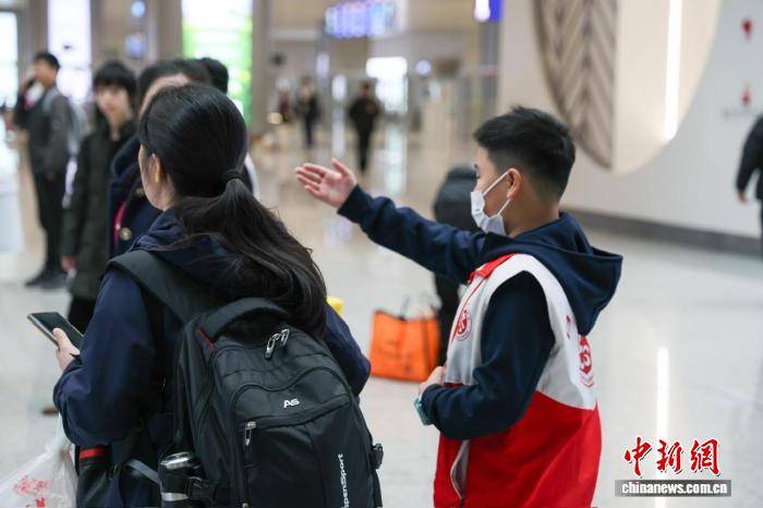 （新春走基層）春運裡的廣州白雲站：小學生志願者用童真溫暖旅客歸途