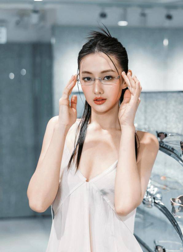 香港混血女星演夜總會公關小姐！被贊顏值天花板！中學時體重高達170斤