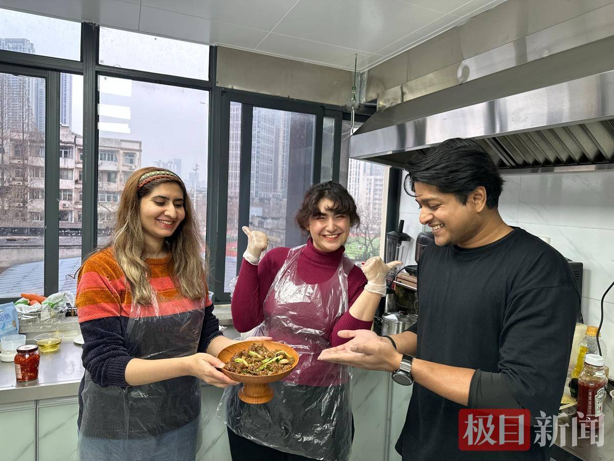 把中國味帶回家鄉！留學生廚房裡做“硬菜”，妹妹已“遠端預訂”口水雞