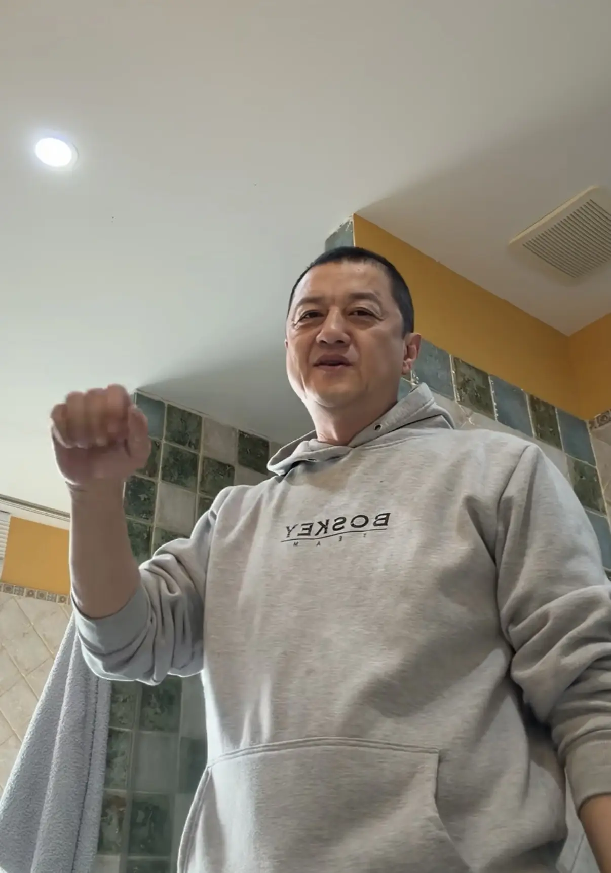 原創李亞鵬母子過元宵節，在北京住100平小房，傢俱裝修老氣像30年前