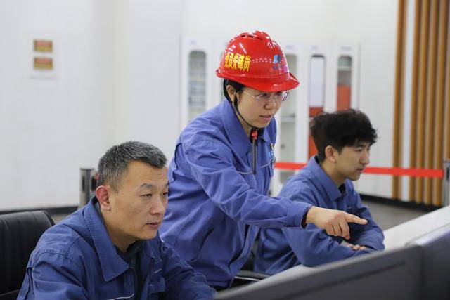 巾幗“盧”匠 鏗鏘綻放 —記華電國際萊城發電廠執行分場主任助理兼鍋爐專工盧紅書