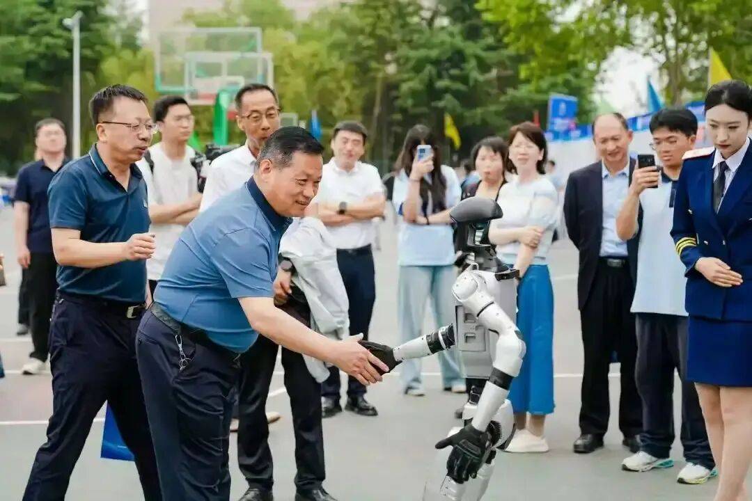 原創兩會釋放一個關鍵資訊：職業教育正從“教育問題”，變成“就業問題”