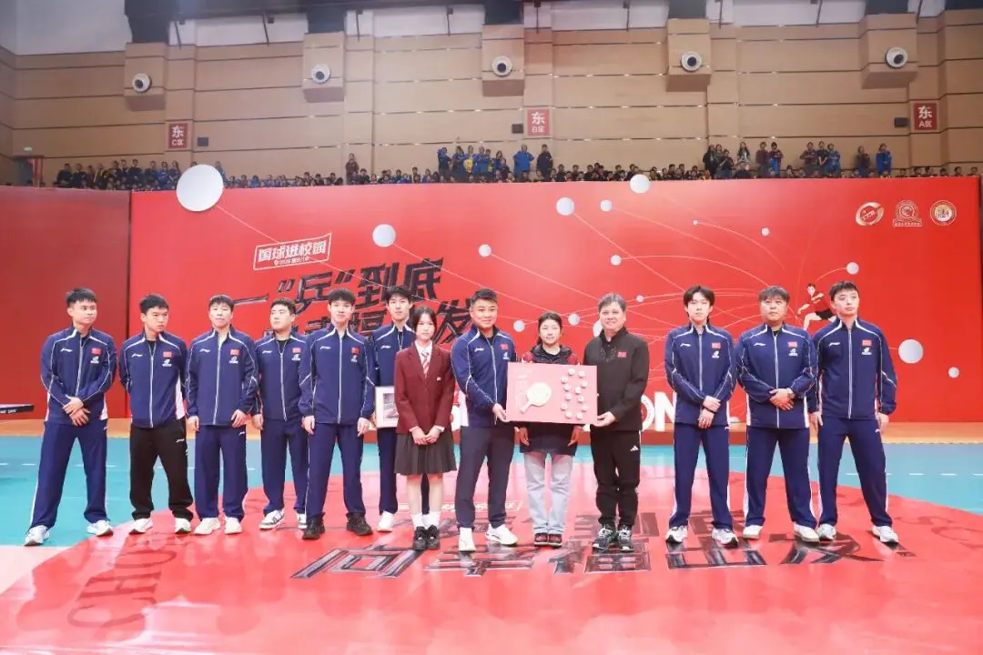 國乒隊員走進重慶市兩所中學互動交流