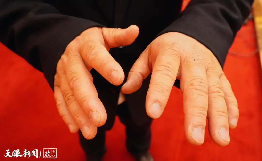 看見這雙手，我們讀懂了什麼叫“把論文寫在大地上”