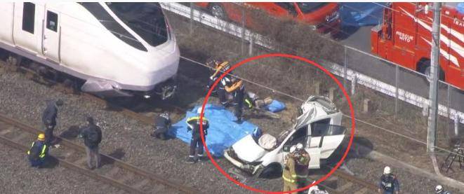 日本高速列車與一輛汽車相撞，汽車“面目全非”