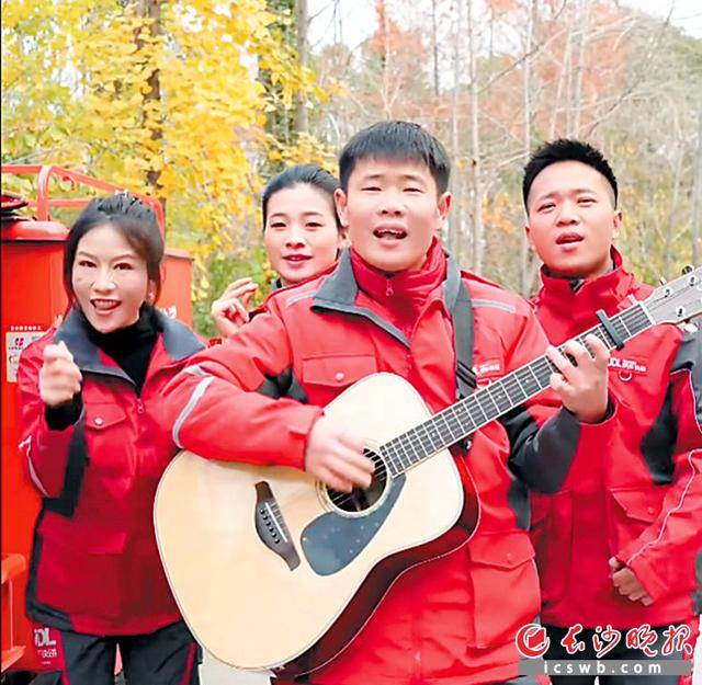 原創白天是快遞小哥 晚上是“小榮浩”｜暖新長沙