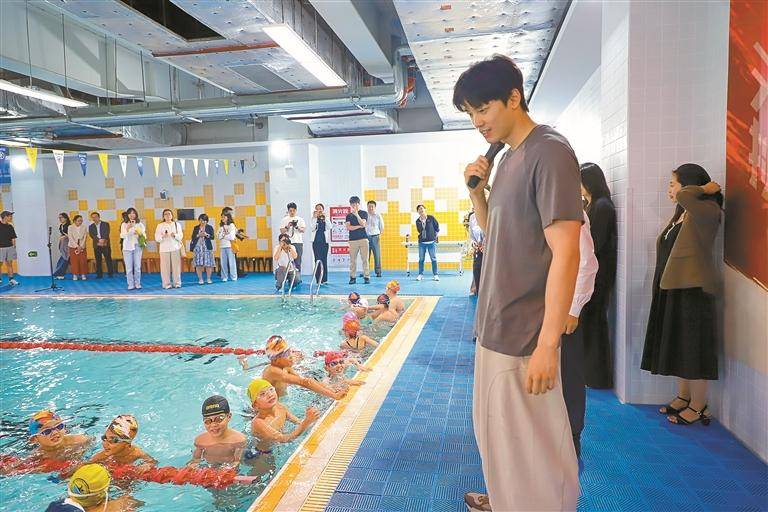 汪順秒變“汪教練”走進羅湖區桃園小學