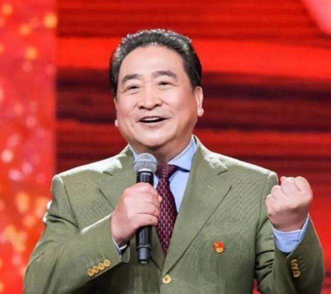 原創移民美國、聖誕節唱紅歌？75歲頻繁赴美的姜昆，私生活謠言太離譜