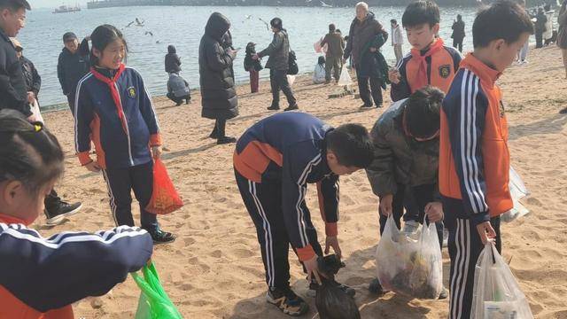 守護蔚藍海岸 爭做環保小衛士 市南區開展小學生海洋環保公益實踐活動