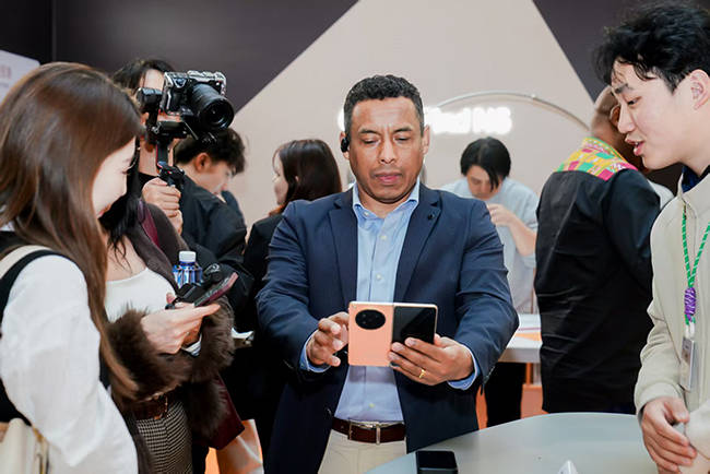 OPPO Find N6首銷迎來搶購熱，多國外交官集體點贊中國科技創新