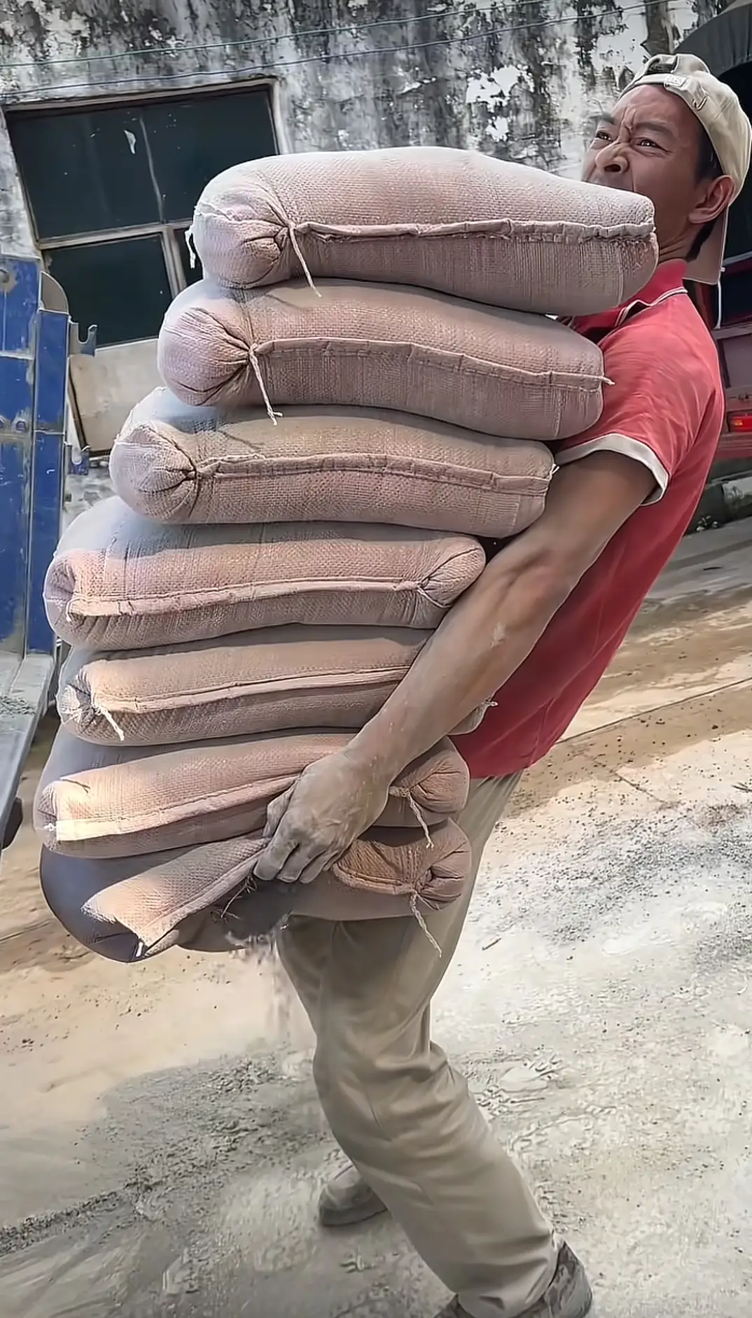 雲南男子力大無比 雙手抱起七包水泥