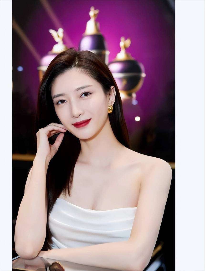 原創江疏影穿淡紫刺繡上衣搭珍珠耳飾，盡顯雍容典雅！