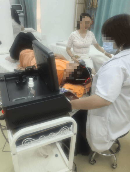 廣西一女子去美容院做專案，結果卻被燙成二度燙傷！背部留下兩處疤痕！