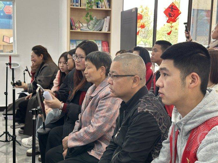 呂奶奶的“電子閨蜜”和小鄭的第一隻“龍蝦”