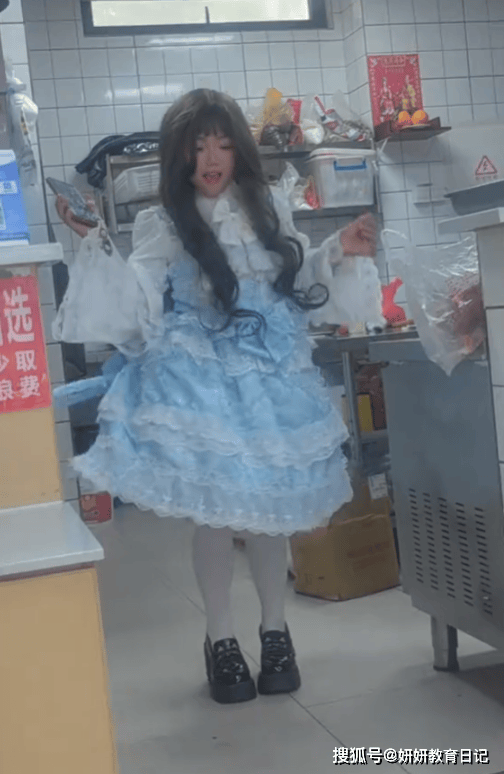 原創“怎麼能做這種動作”，小學女生俗氣行為讓家長受不了，沒有童真