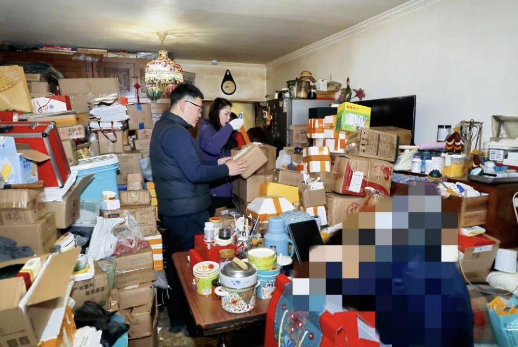 年近八旬老太每天看直播網購，家中快遞堆滿