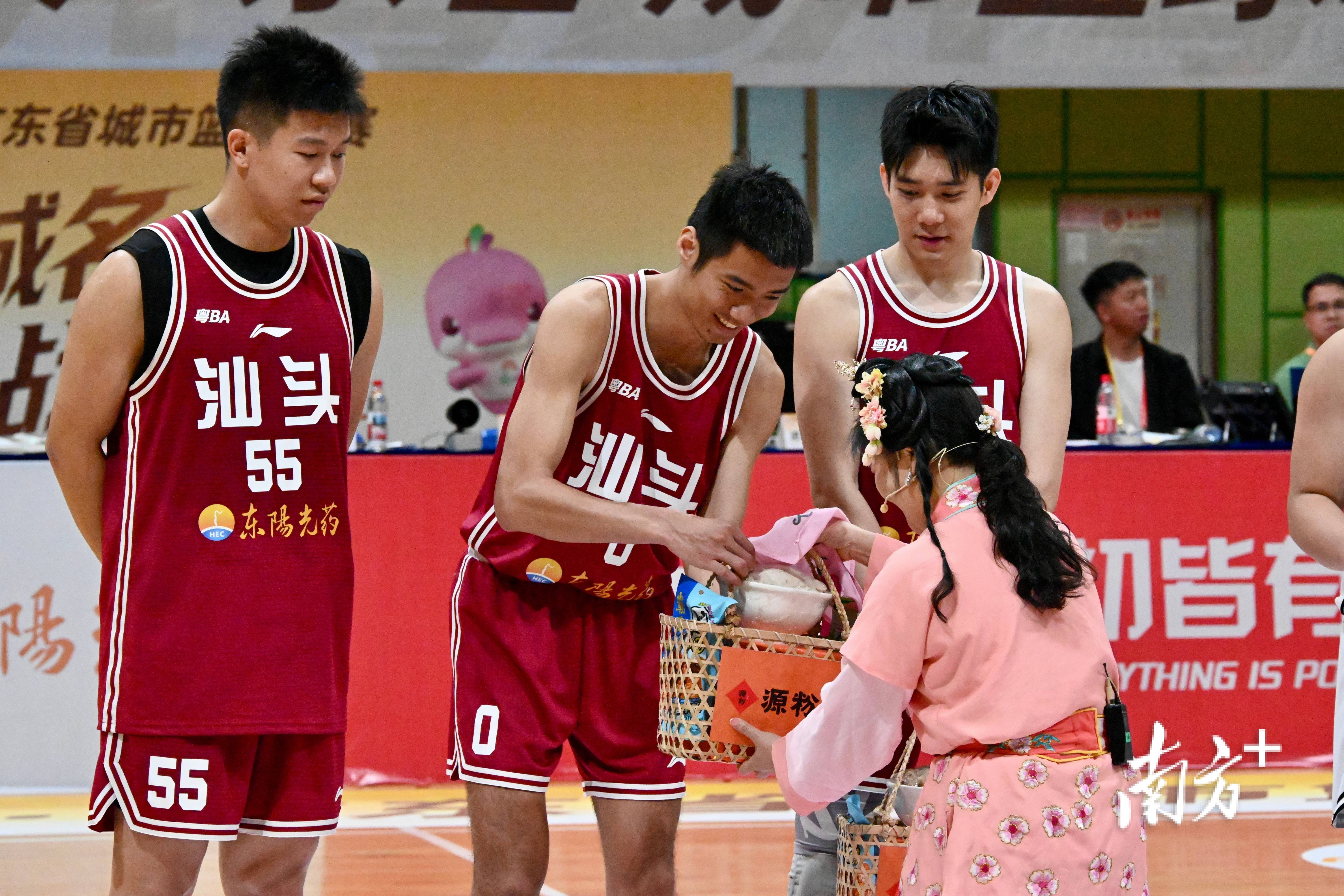 以球會友、以食傳情！河源汕頭“粵BA”賽場互贈非遺美食