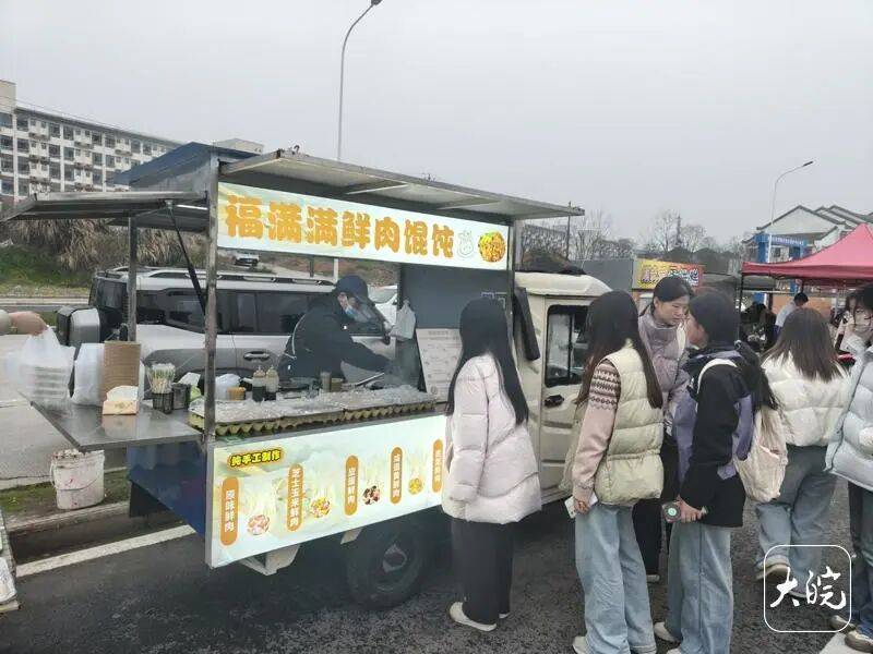 安徽大學生情侶在南昌旅遊發現商機，返校後襬攤賣餛飩日入過千