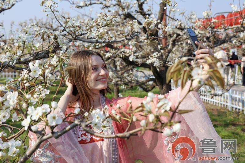 山東滕州：外國留學生體驗“漢服尋春”文化活動