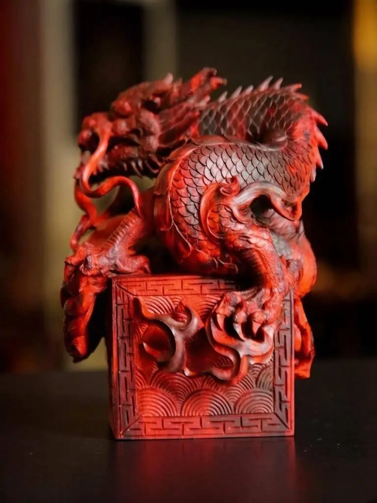 小葉紫檀｜神龍印章頂部雕刻的是一條盤踞的龍。龍是中華民族的傳統圖騰，象徵著權威、尊貴、吉祥和力量。龍身鱗片、爪牙、鬚髮等細節雕刻得非常細緻，展現了高超的木雕技藝。規格：長13寬13高19，淨重1156克。#我的週末漫遊計劃# #紫檀木雕#
