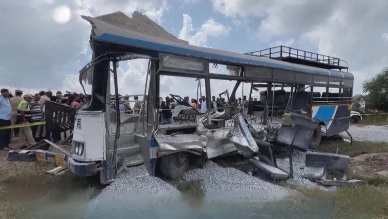 原創印度旅遊大巴與卡車相撞，致14死23傷，兩車燒成空殼！什麼原因？