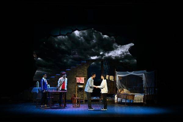 西南大學原創話劇《袁隆平》熱映——“袁隆平學長又回到了我們身邊”