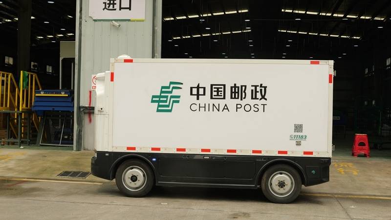 松桃郵政無人快遞車“上崗” 跑出智慧物流“加速度”