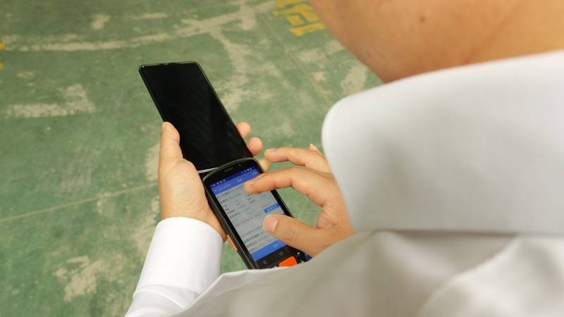 松桃郵政無人快遞車“上崗” 跑出智慧物流“加速度”