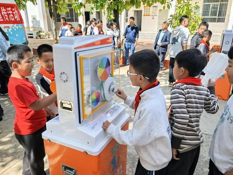 春風和煦潤童心！科普大篷車進校園，小學生“體驗科學 快樂成長”