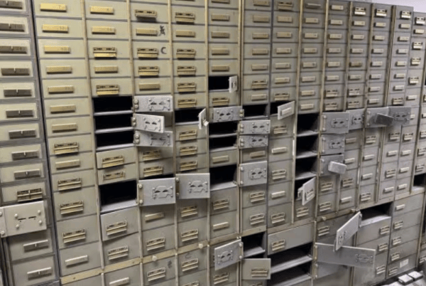 義大利一夥武裝劫匪搶劫銀行後，從地板洞口逃離