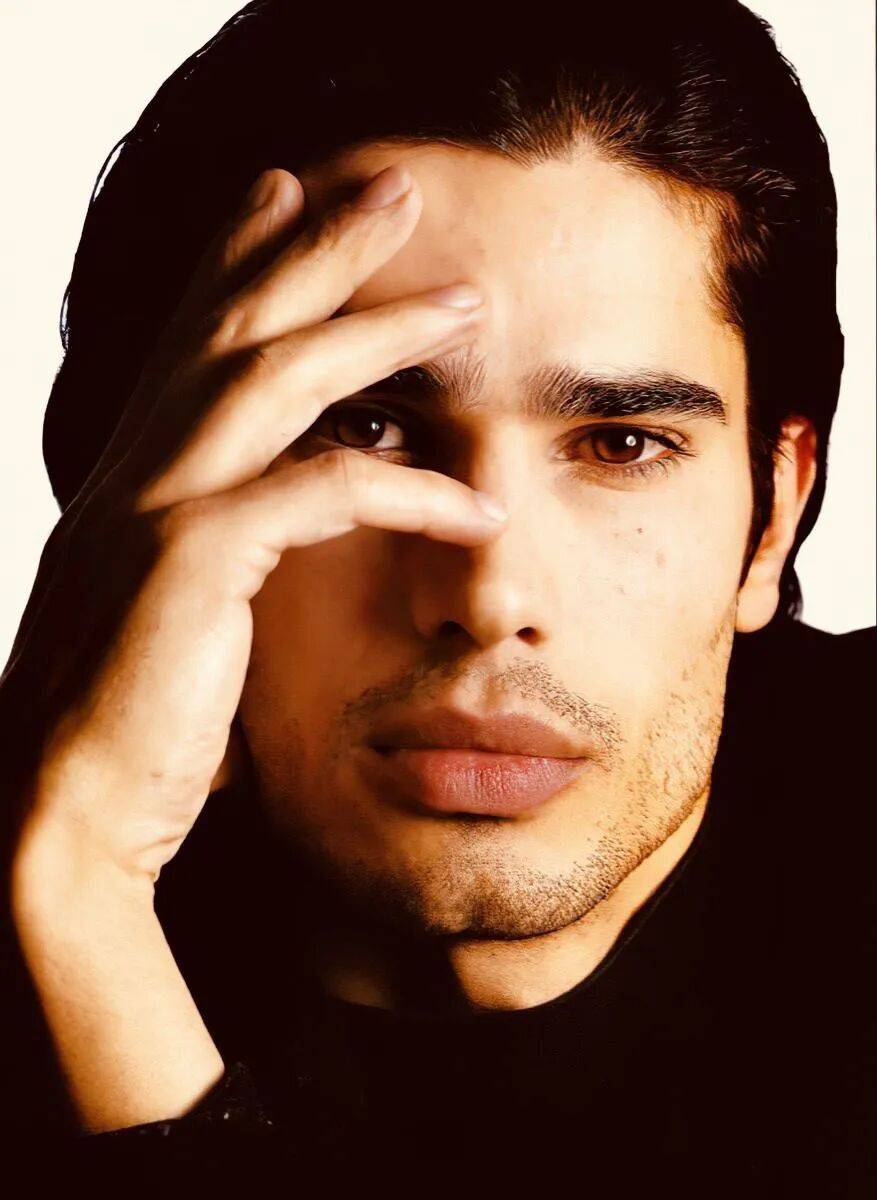 八十年代伊朗裔英國超模移民印度，曾為麥當娜拍攝MV