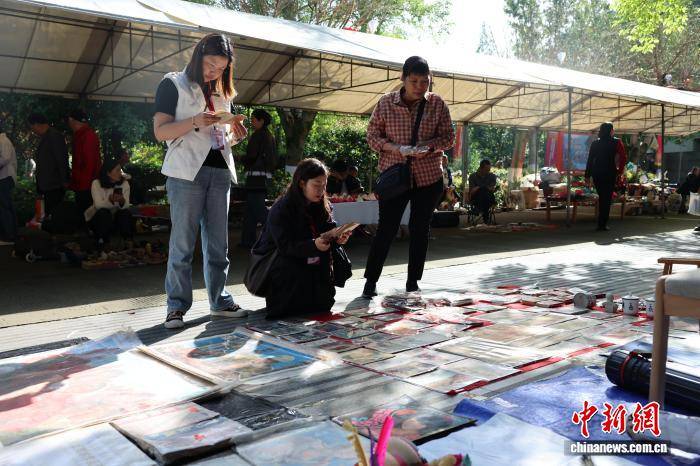 成都：全國300餘名收藏家攜藏品擺攤交流