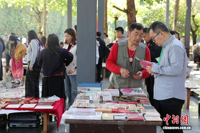 成都：全國300餘名收藏家攜藏品擺攤交流