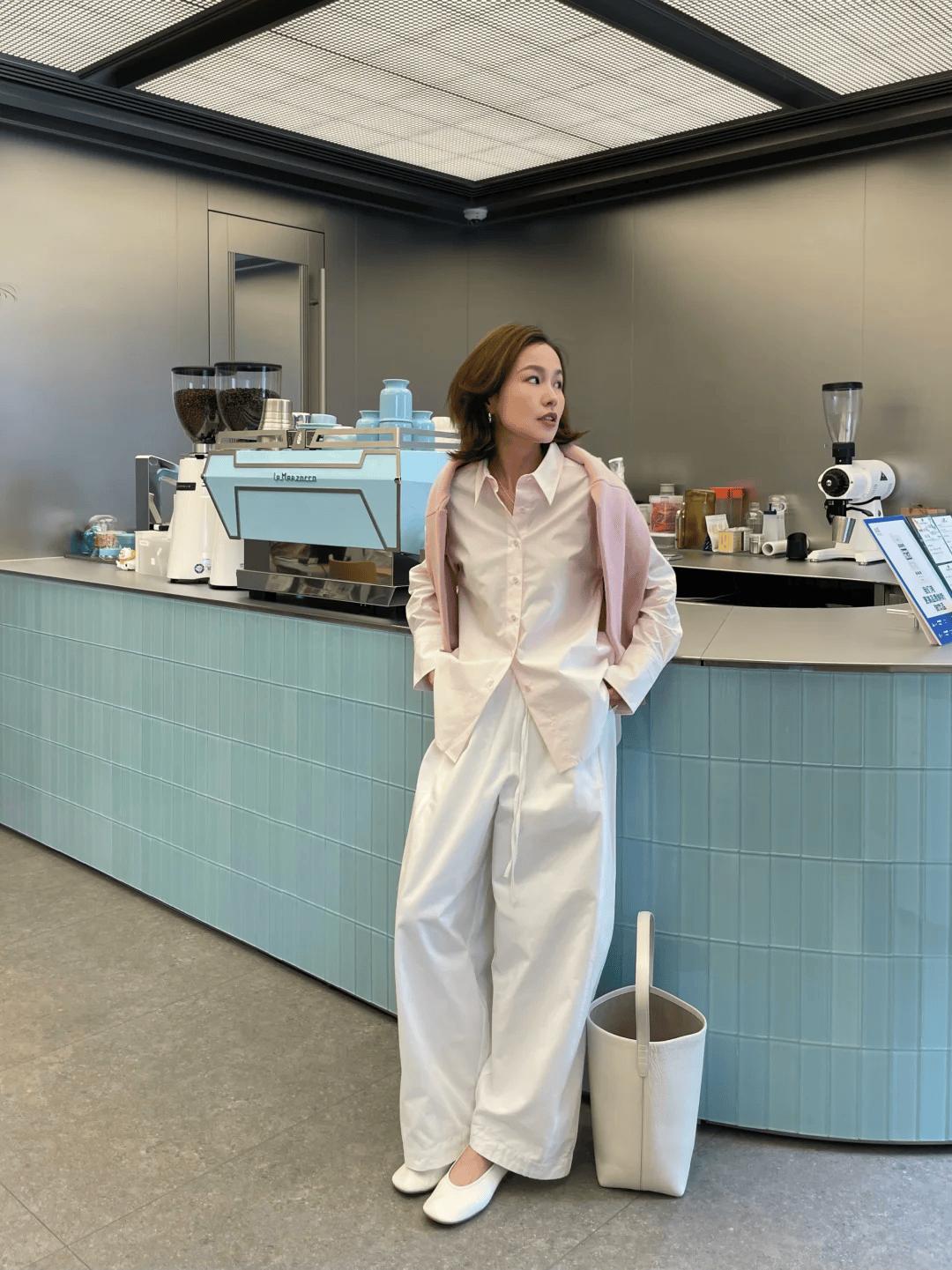 40歲女性的初夏穿搭，鬆弛感才是最高階的精緻